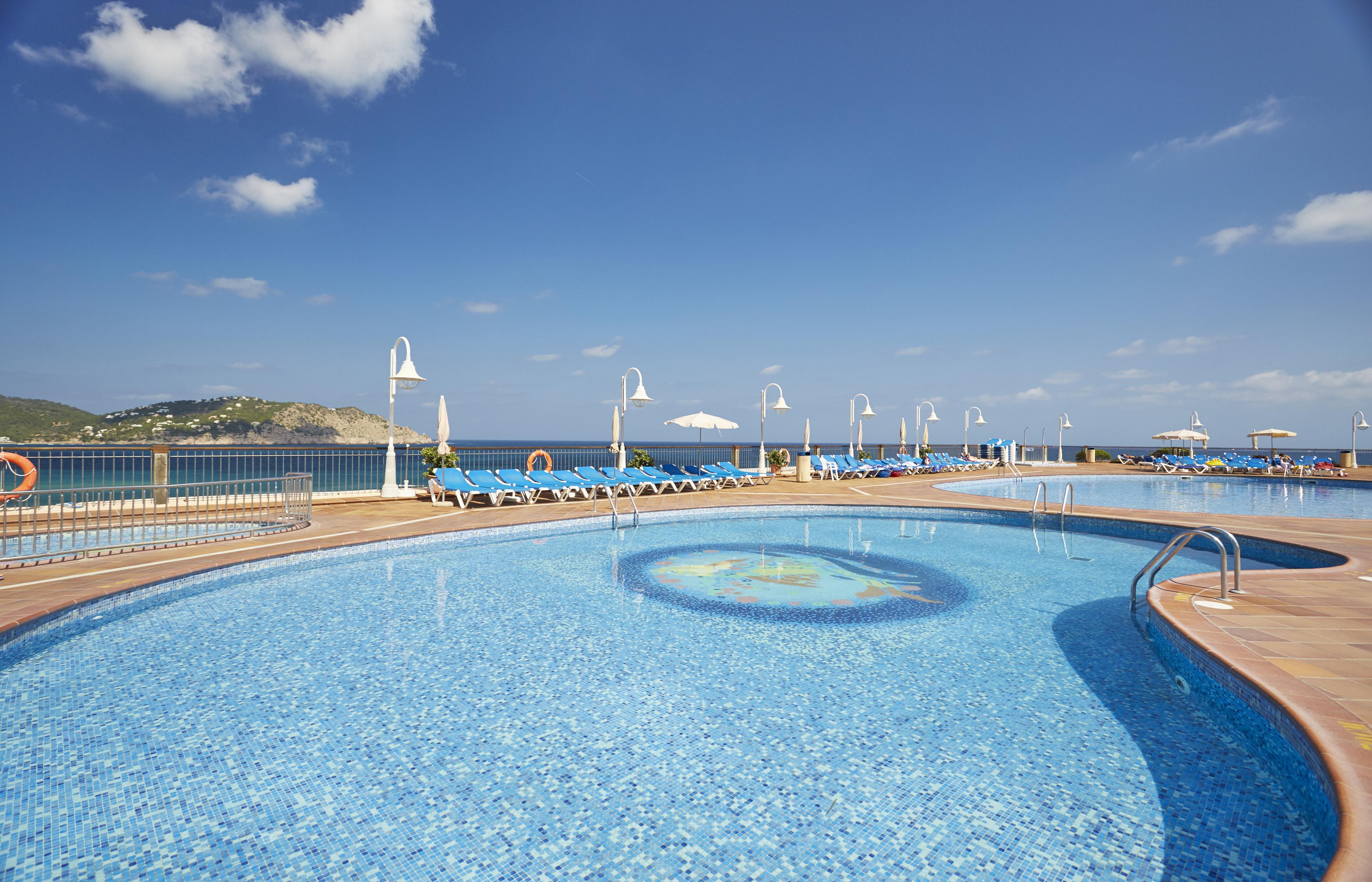 Invisa Hotel Club Cala Blanca Es Figueral Exterior foto