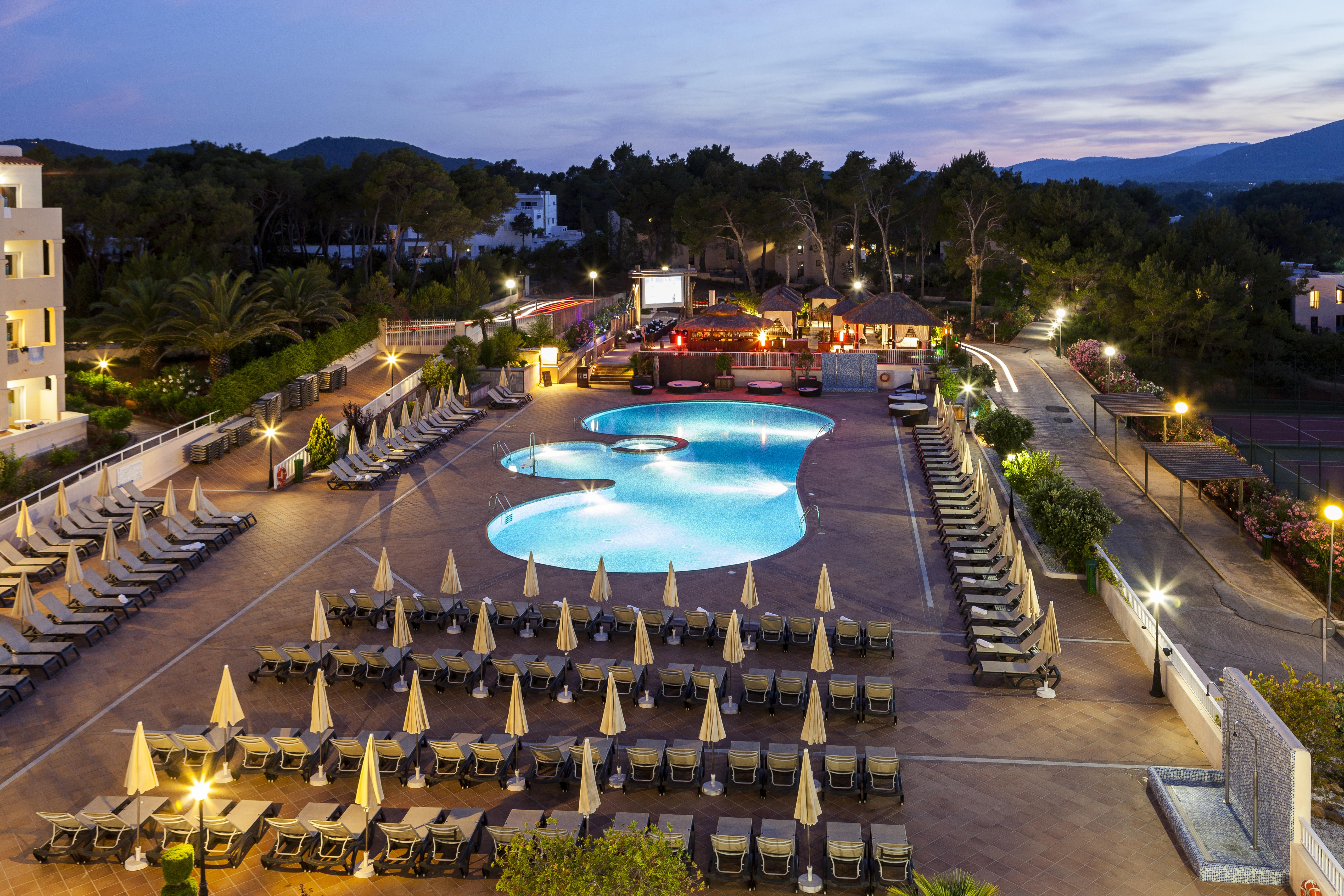 Invisa Hotel Club Cala Blanca Es Figueral Exterior foto