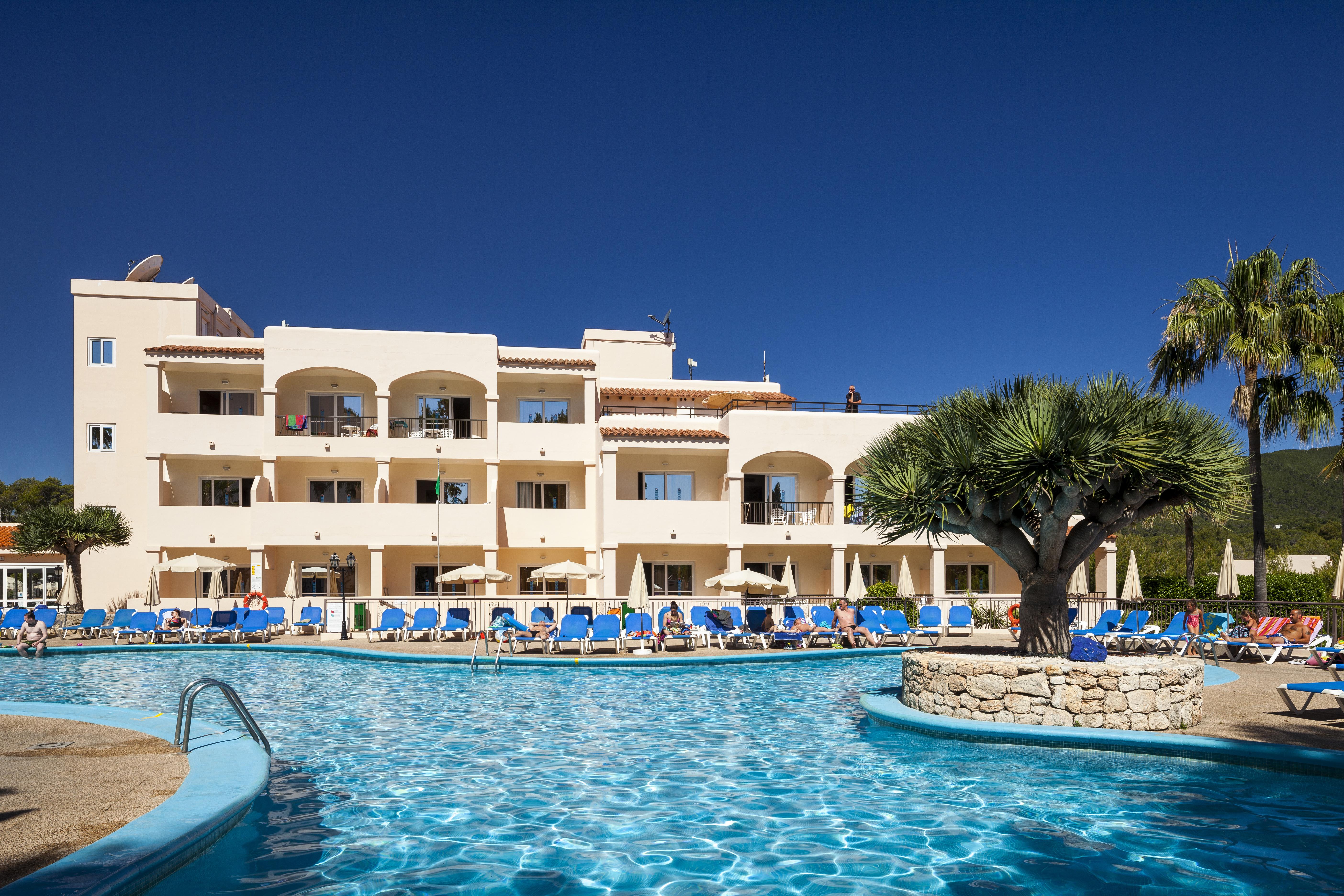 Invisa Hotel Club Cala Blanca Es Figueral Exterior foto