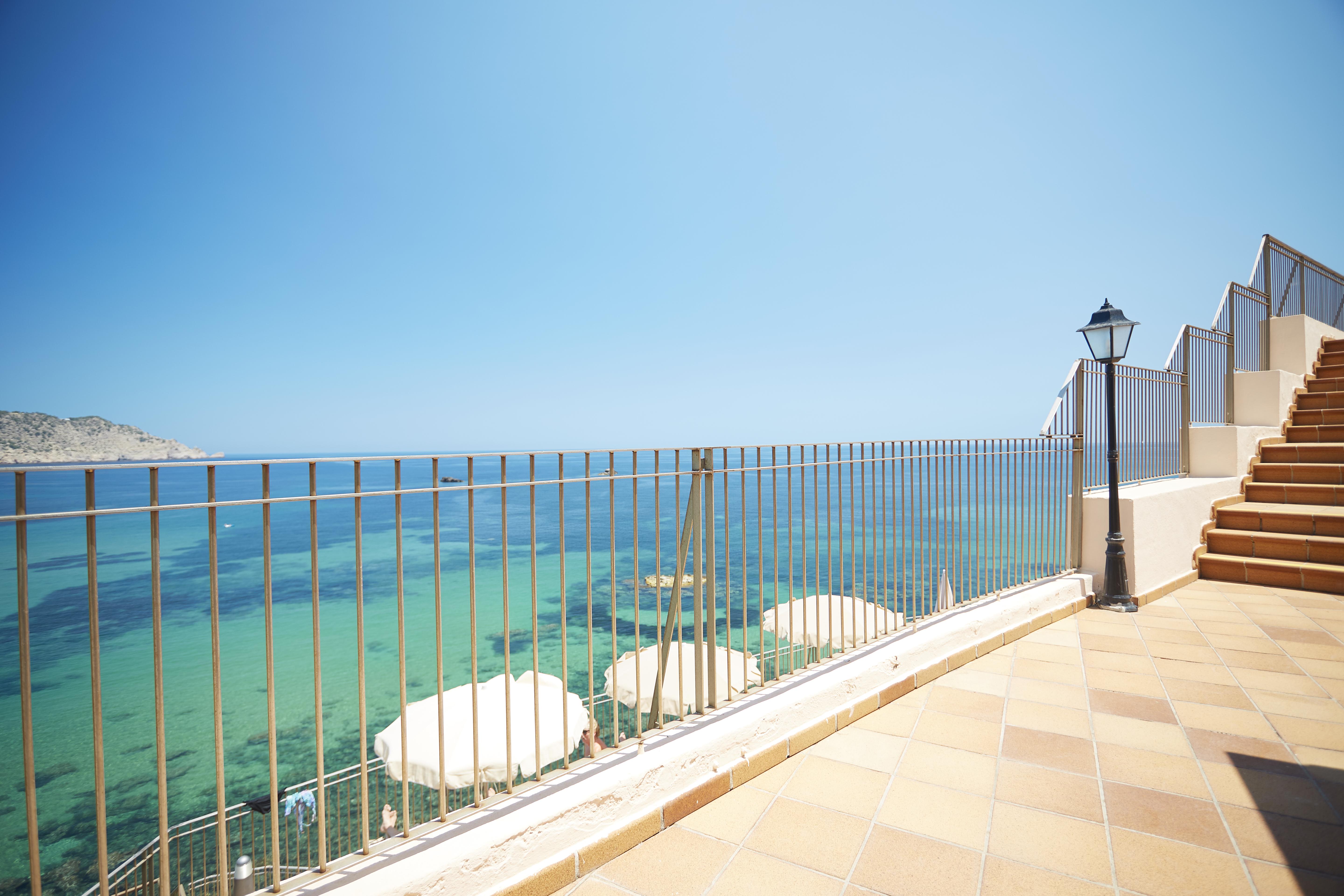 Invisa Hotel Club Cala Blanca Es Figueral Exterior foto