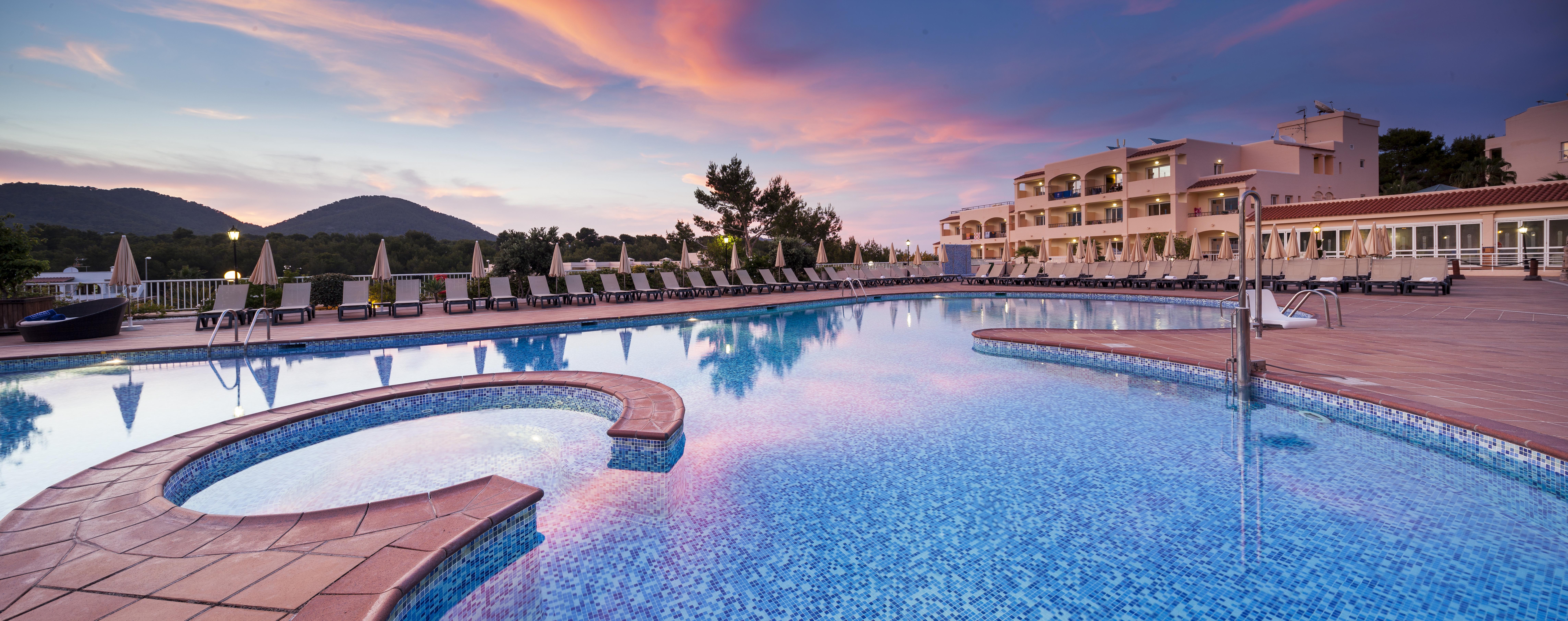 Invisa Hotel Club Cala Blanca Es Figueral Exterior foto