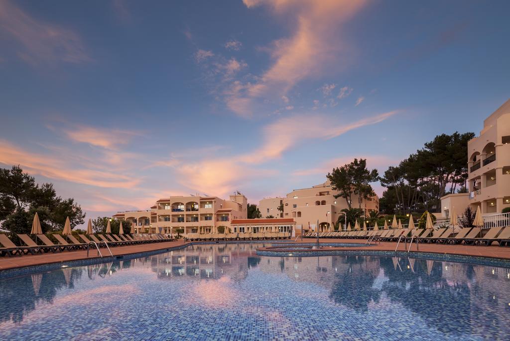 Invisa Hotel Club Cala Blanca Es Figueral Exterior foto
